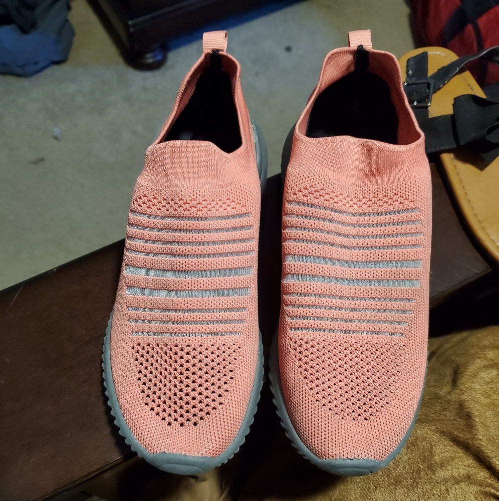 Tennis shoes